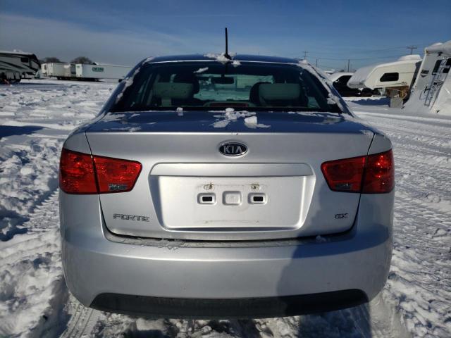 KNAFU4A27D5735635 - 2013 KIA FORTE EX SILVER photo 6