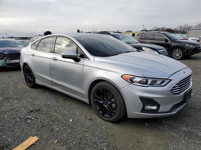 3FA6P0HD0KR201807 - 2019 FORD FUSION SE SILVER photo 4