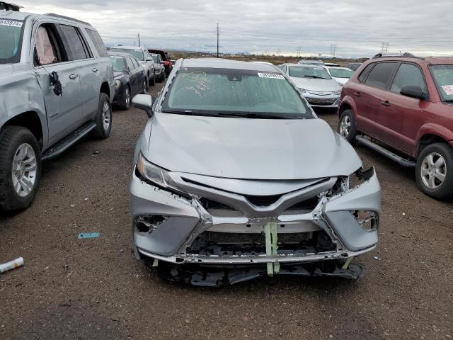 4T1G11AK2LU909920 - 2020 TOYOTA CAMRY SE SILVER photo 5