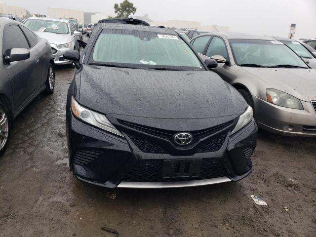 4T1B61HK5JU064236 - 2018 TOYOTA CAMRY XSE BLACK photo 5