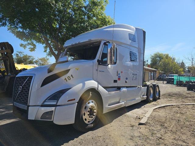 4V4NC9TH7KN217316 - 2019 VOLVO VN VNL WHITE photo 2