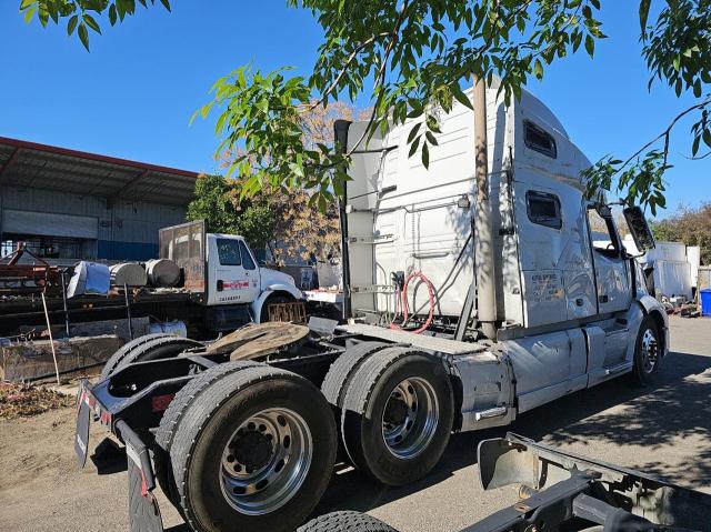 4V4NC9TH7KN217316 - 2019 VOLVO VN VNL WHITE photo 4