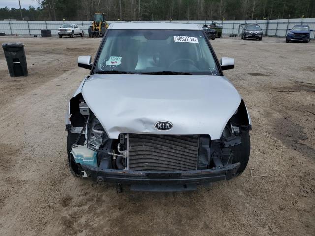 KNDJT2A59D7770129 - 2013 KIA SOUL SILVER photo 5