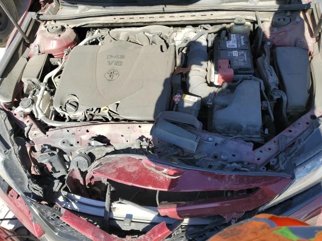 4T1BZ1HK3JU501366 - 2018 TOYOTA CAMRY XSE RED photo 11