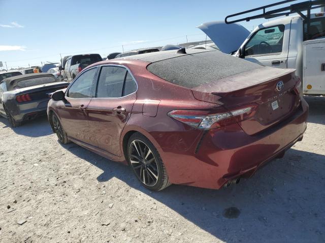 4T1BZ1HK3JU501366 - 2018 TOYOTA CAMRY XSE RED photo 2