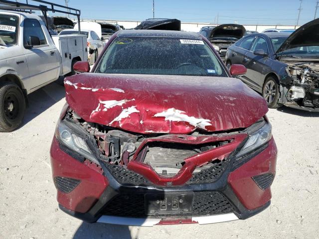 4T1BZ1HK3JU501366 - 2018 TOYOTA CAMRY XSE RED photo 5