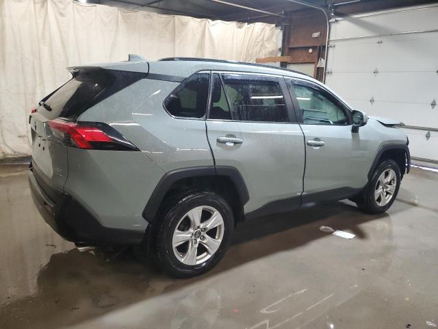 2T3P1RFV9MW163038 - 2021 TOYOTA RAV4 XLE GRAY photo 3