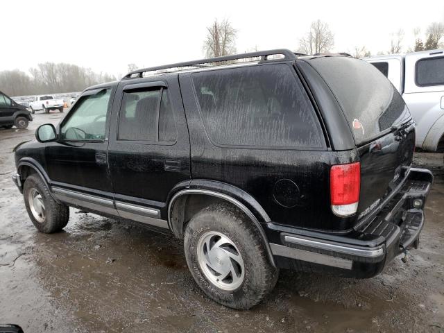 1GNDT13W4W2257312 - 1998 CHEVROLET BLAZER BLACK photo 2