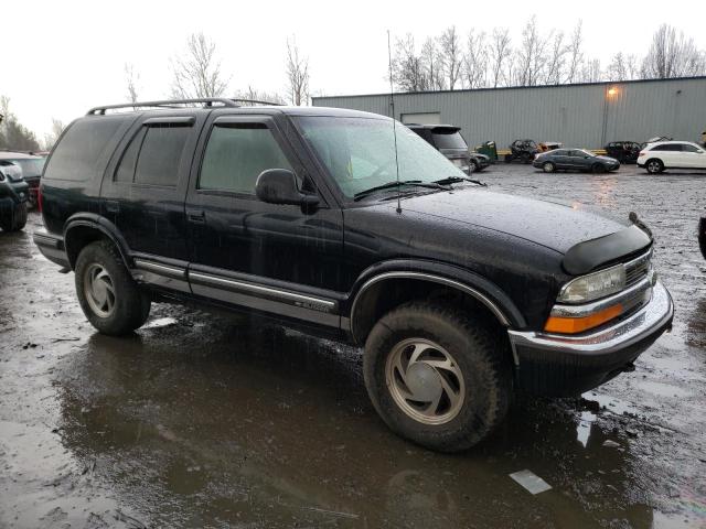 1GNDT13W4W2257312 - 1998 CHEVROLET BLAZER BLACK photo 4