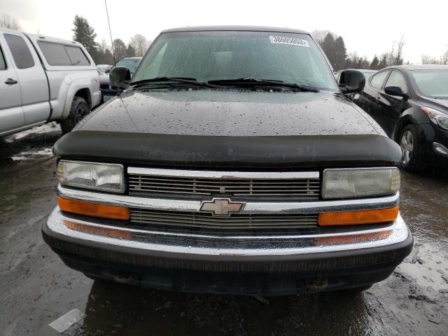 1GNDT13W4W2257312 - 1998 CHEVROLET BLAZER BLACK photo 5