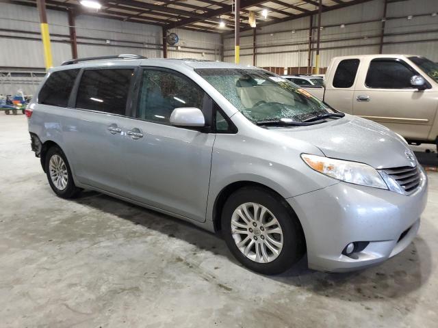 5TDYK3DC2FS598133 - 2015 TOYOTA SIENNA XLE SILVER photo 4