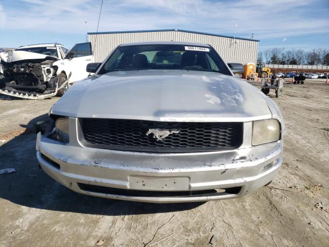 1ZVFT80N455191098 - 2005 FORD MUSTANG SILVER photo 5