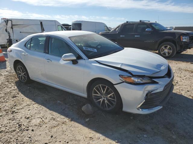 4T1F11BK1NU049571 - 2022 TOYOTA CAMRY XLE WHITE photo 4