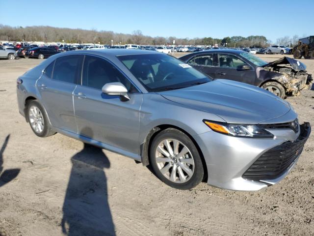 4T1B11HK9JU096167 - 2018 TOYOTA CAMRY L SILVER photo 4