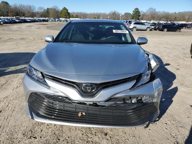 4T1B11HK9JU096167 - 2018 TOYOTA CAMRY L SILVER photo 5