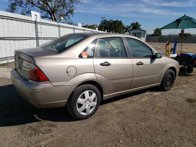 1FAFP34N85W249945 - 2005 FORD FOCUS ZX4 GOLD photo 3