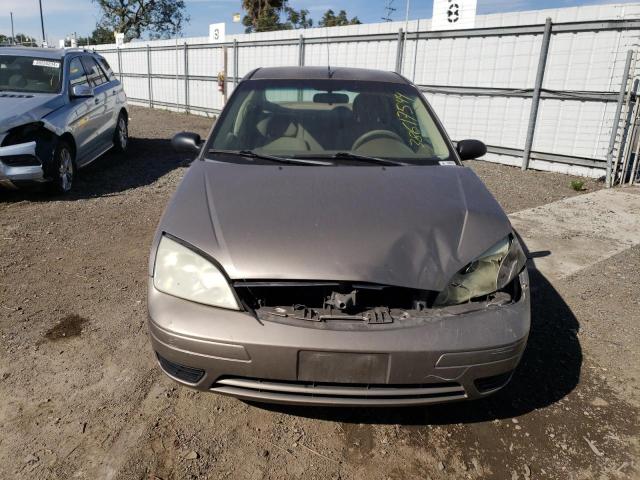 1FAFP34N85W249945 - 2005 FORD FOCUS ZX4 GOLD photo 5