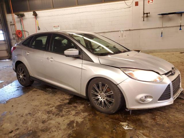 1FAHP3F24CL260998 - 2012 FORD FOCUS SE SILVER photo 4