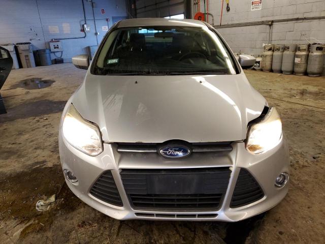 1FAHP3F24CL260998 - 2012 FORD FOCUS SE SILVER photo 5