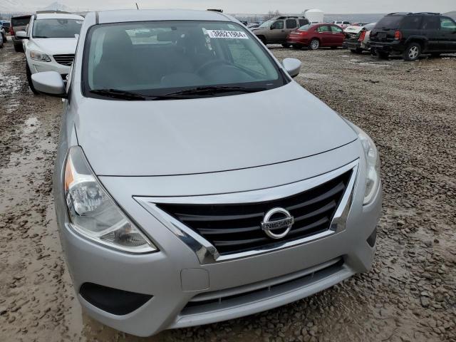 3N1CN7APXHL813513 - 2017 NISSAN VERSA S SILVER photo 5