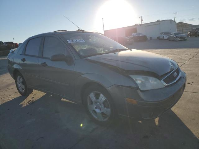 1FAHP34N75W175197 - 2005 FORD FOCUS ZX4 GRAY photo 4