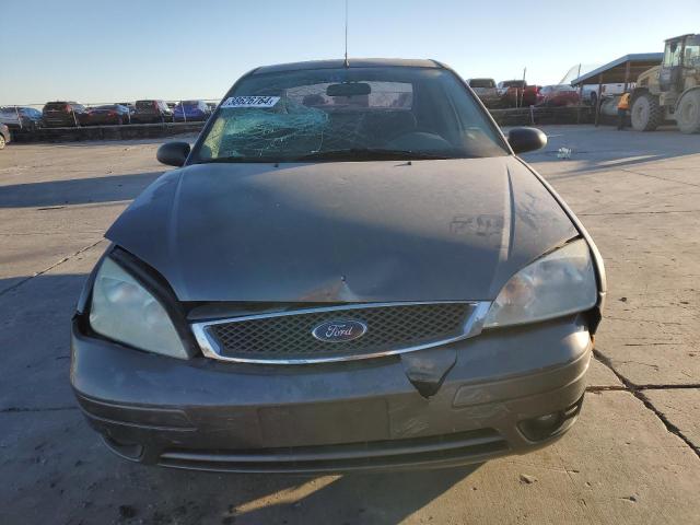 1FAHP34N75W175197 - 2005 FORD FOCUS ZX4 GRAY photo 5