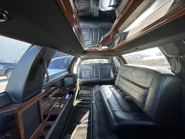 1L1FM81W31Y625332 - 2001 LINCOLN TOWN CAR EXECUTIVE WHITE photo 9