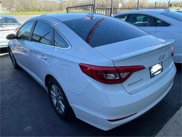 5NPE24AF2FH223453 - 2015 HYUNDAI SONATA SE WHITE photo 3