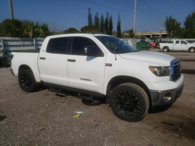 5TFEY5F11BX102879 - 2011 TOYOTA TUNDRA CREWMAX SR5 WHITE photo 4