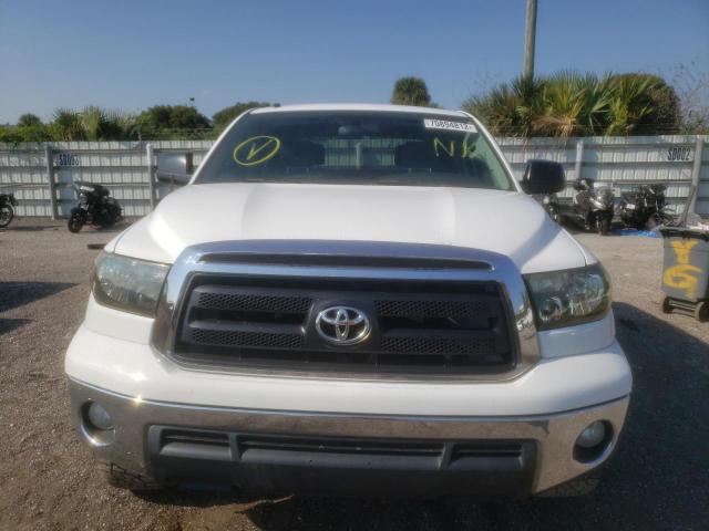 5TFEY5F11BX102879 - 2011 TOYOTA TUNDRA CREWMAX SR5 WHITE photo 5