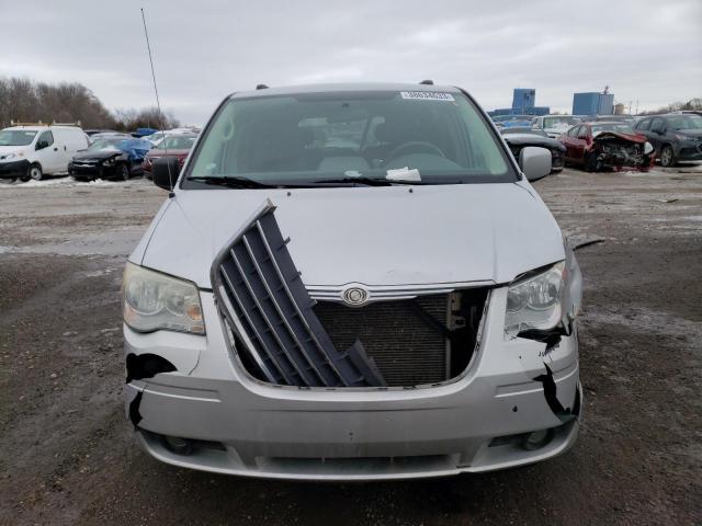 2A4RR5D1XAR346121 - 2010 CHRYSLER TOWN & COU SILVER photo 5