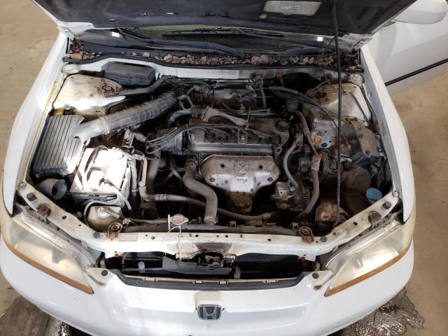 1HGCG5642XA113017 - 1999 HONDA ACCORD LX WHITE photo 11