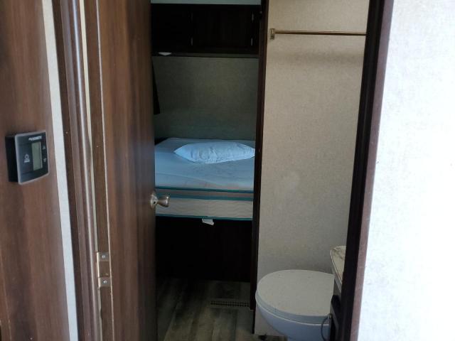 1UJBJ0BS7J1TZ0255 - 2018 JYFL MOTORHOME TWO TONE photo 5