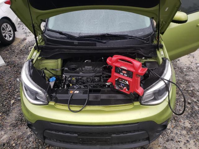 KNDJN2A23H7881572 - 2017 KIA SOUL GREEN photo 12