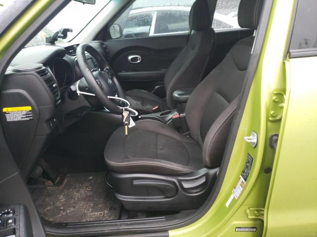 KNDJN2A23H7881572 - 2017 KIA SOUL GREEN photo 7