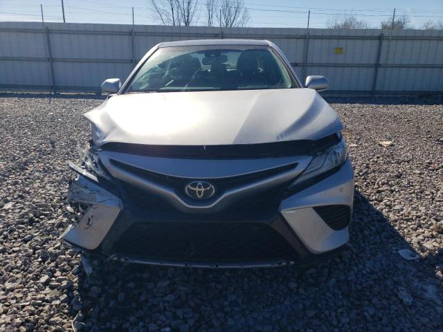 4T1B61HK7JU064514 - 2018 TOYOTA CAMRY XSE SILVER photo 5