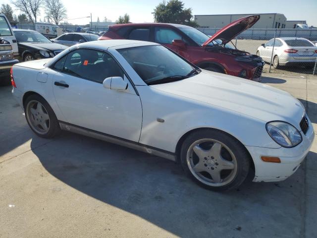 WDBKK47F8YF159828 - 2000 MERCEDES-BENZ SLK 230 KOMPRESSOR WHITE photo 4