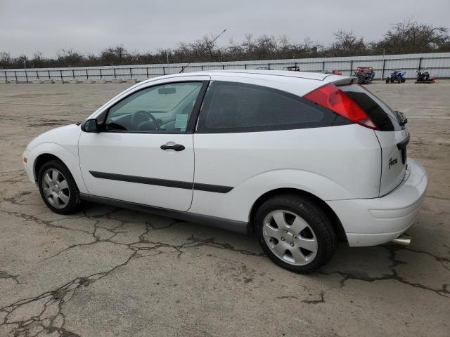 3FAFP31382R228109 - 2002 FORD FOCUS ZX3 WHITE photo 2