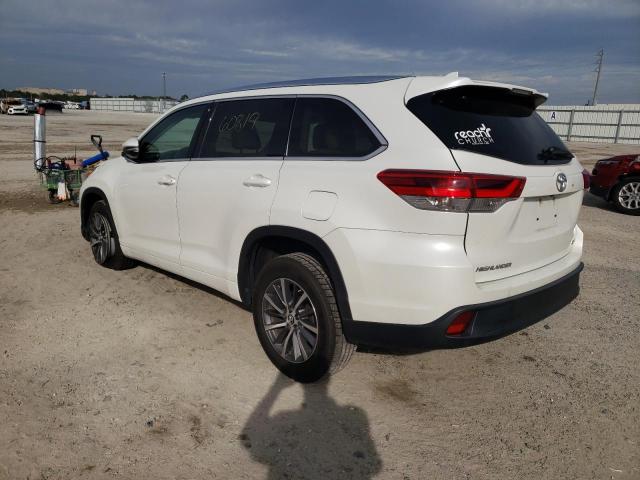 5TDKZRFH9JS538663 - 2018 TOYOTA HIGHLANDER SE WHITE photo 2