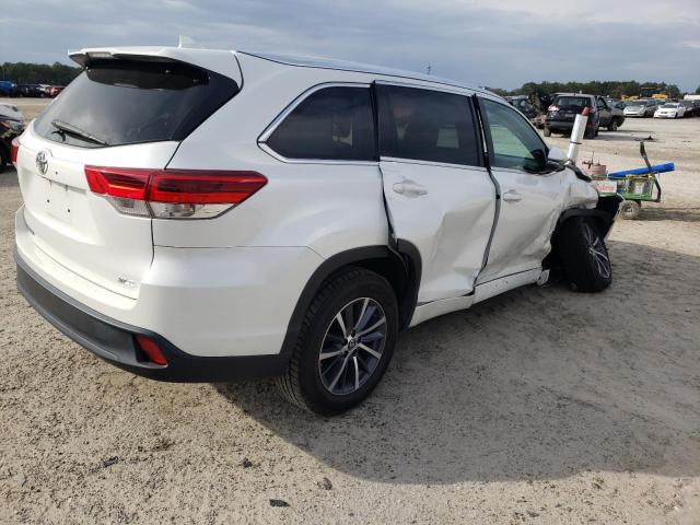 5TDKZRFH9JS538663 - 2018 TOYOTA HIGHLANDER SE WHITE photo 3