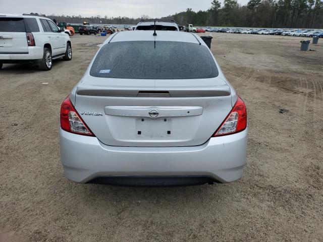 3N1CN7AP9JL830681 - 2018 NISSAN VERSA S SILVER photo 6