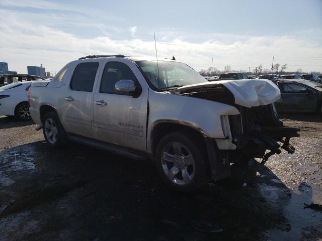 3GNFK32099G176774 - 2009 CHEVROLET AVALANCHE K1500 LTZ WHITE photo 4