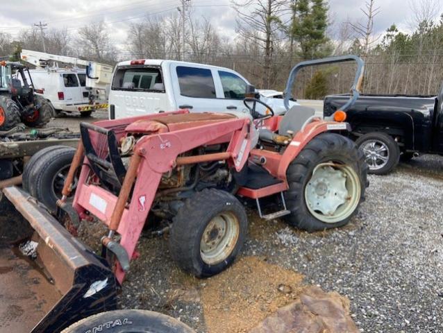 JRA90206 - 2006 MSF TRACTOR RED photo 2