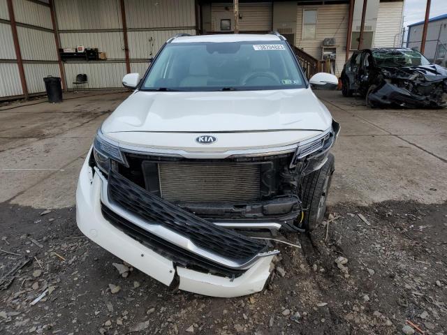 KNDERCAA0M7120821 - 2021 KIA SELTOS EX WHITE photo 5