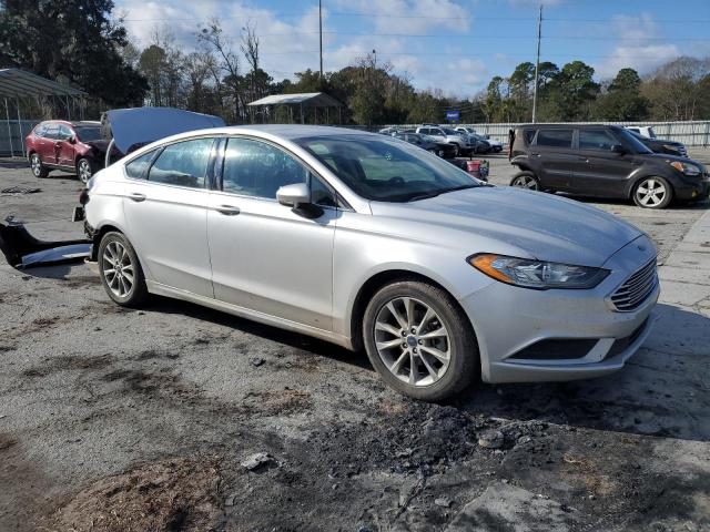 3FA6P0HD7HR304148 - 2017 FORD FUSION SE SILVER photo 4