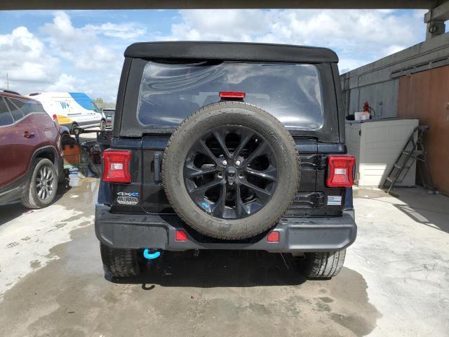 1C4JJXP67NW113534 - 2022 JEEP WRANGLER U SAHARA 4XE BLACK photo 6