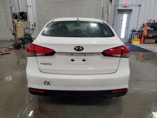 3KPFK4A7XJE193211 - 2018 KIA FORTE LX WHITE photo 6