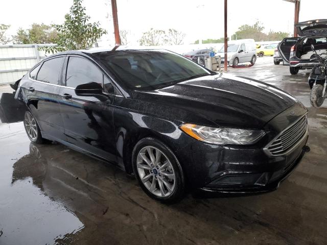 3FA6P0H79HR372039 - 2017 FORD FUSION SE BLACK photo 4