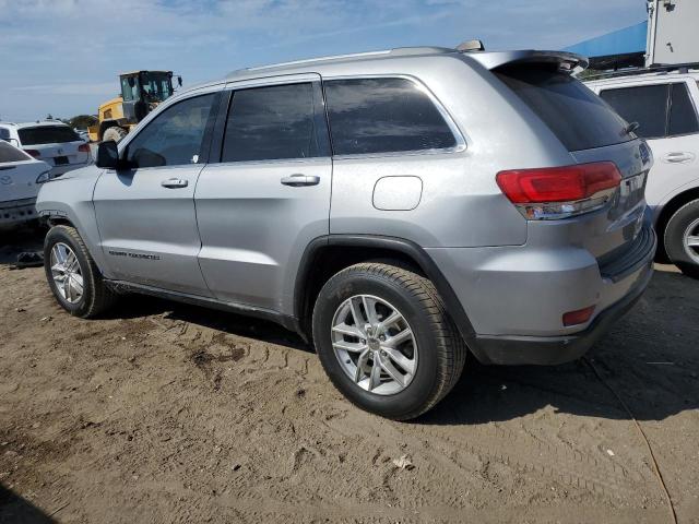 1C4RJEAG4JC172562 - 2018 JEEP GRAND CHER LAREDO Gümüş fotoğraf 2