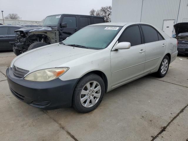 JTDBE32K520012125 - 2002 TOYOTA CAMRY LE SILVER photo 1